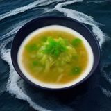 女性内容编辑的证件照风格头像，神情专注，象征资深动漫内容审核编辑